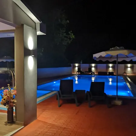 Ξενοδοχείο με διαμερίσματα Platoni Elite 4*